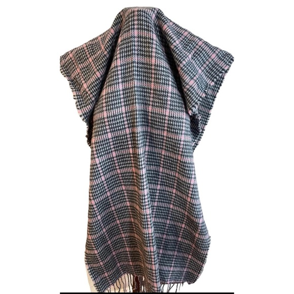 H & M Gray Pink Plaid Scarf Blanket Wrap Fringe 24" x 72" NWT - Picture 3 of 5